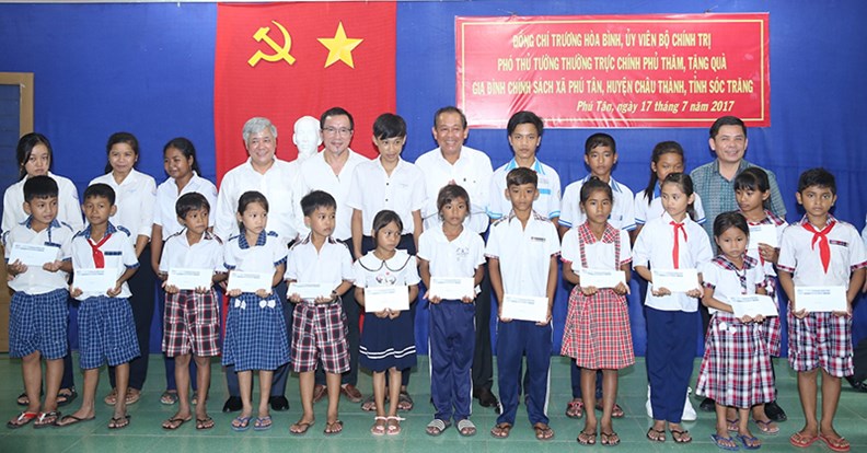 Phó Thủ tướng Thường trực Chính phủ trao học bổng cho học sinh nghèo Sóc Trăng - ảnh 1